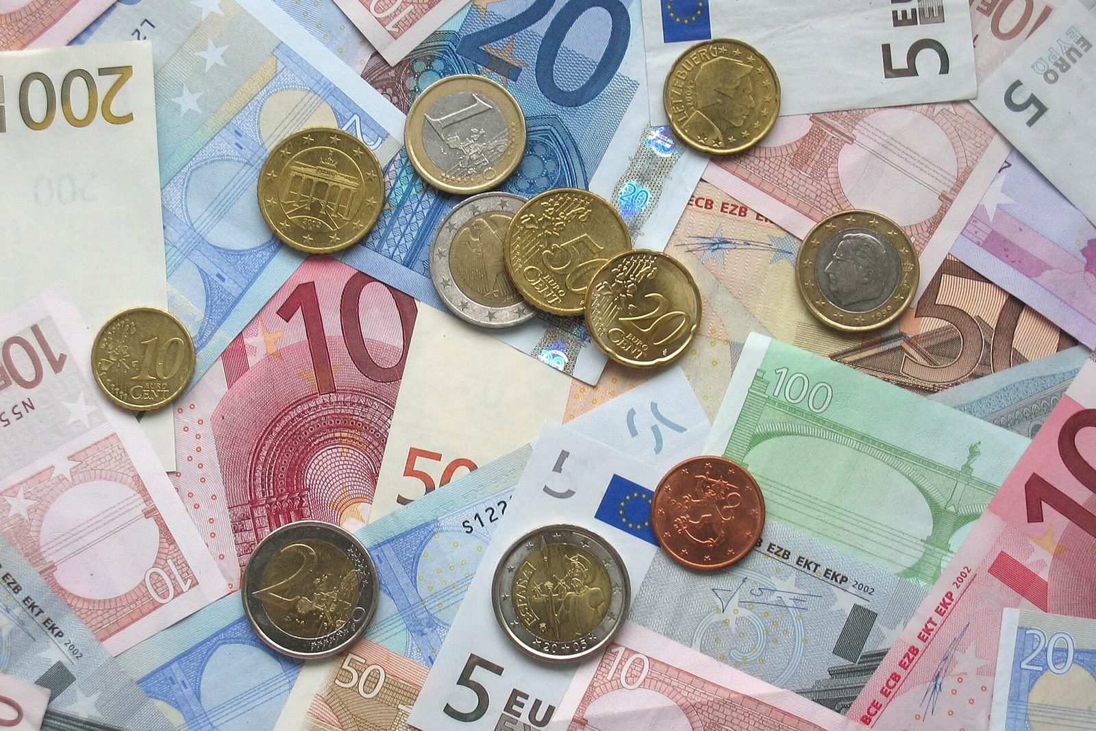 Pièces de monnaie en euros empilées sur un plan de travail